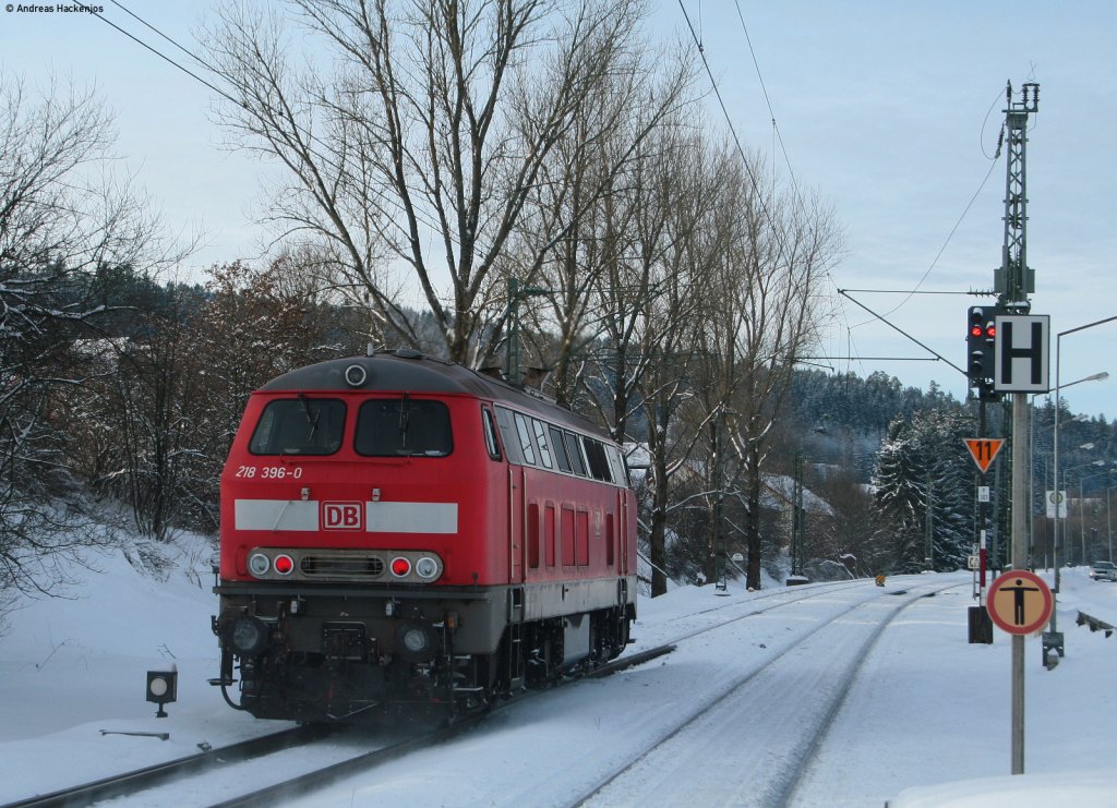 218 396-0 als Tfzf 96004 (Villingen(Schwarzw)- Triberg) bei der Durchfahrt St.Georgen(Schwarzw) 27.12.10