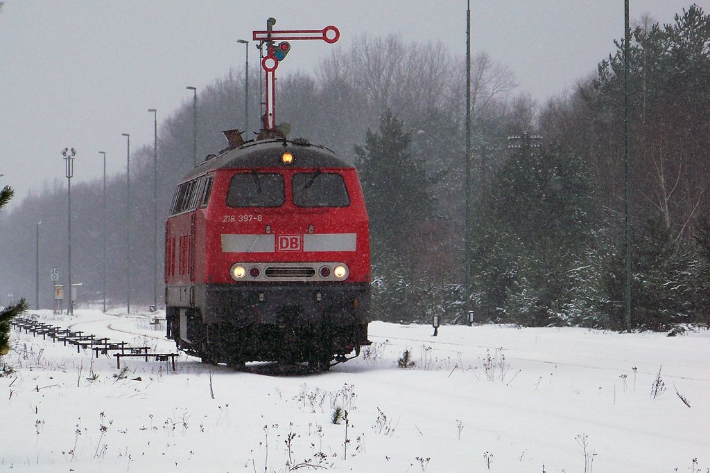 218 397-8 beim umsetzen in Munster auf den zugeschneiten Gleis 1 bei wieder einsetzenden Schneefall am 29.01.10