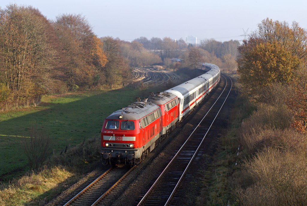 218 397-8 und eine Schwesterlokomotive am 13.11.2011 mit IC 2310 nach Westerland in Heiligenstedten-Julianka.