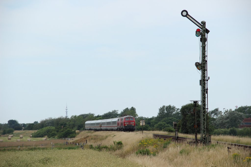 218 397-8 und eine weitere 218 mit einem Intercity in Keitum am 07.07.12