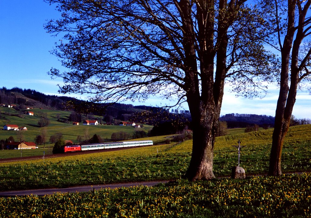 218 399 rollt am 03.05.1997 bei Ellenberg mit RE 4502 die Gnzacher Steige hinab.