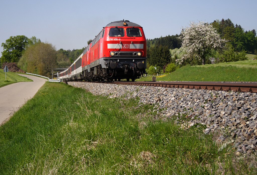 218 400-0 und 218 403-4 haben den EC aus Zrich in Lindau bernommen und ziehen ihn von dort aus bis nach Mnchen, bei Hhenreute, 22.04.11