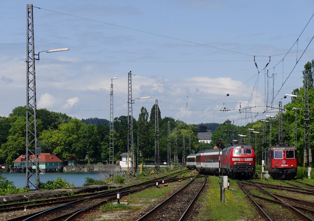 218 400-0 und 218 416-6 ziehen den EC 194 von Mnchen nach Zrich am 09.06.2012 ber den Bodenseedamm in den Bahnhof Lindau. Daneben steht Re 421 394-8 bereit, um anschlieend diesen EuroCity an sein Ziel in Zrich zu bringen.