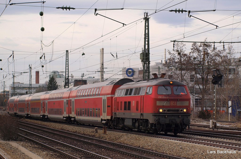 218 400-0 brummt am 20.03.10 mit der RB 27055 von Mnchen Hbf nach Mhldorf an der S-Bahn-Haltestelle Heimeranplatz Richtung Mnchen-Ost vorbei.