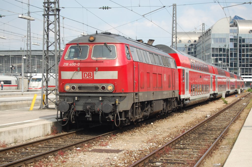 218 400-0 mit Doppelstockwagen am 2. Juni 2012 im Mnchner Hauptbahnhof

