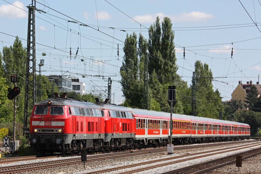 218 400 und 218 463 zogen am 17.8.12 einen RE durch Mnchen-Heimeranplatz.