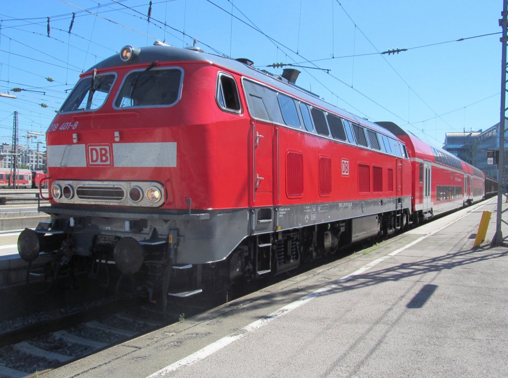 218 401-8 steht am 02. August 2013 mit zwei Doppelstockwagen und vier H-Wagen als RE nach Erding im Mnchener Hbf.
