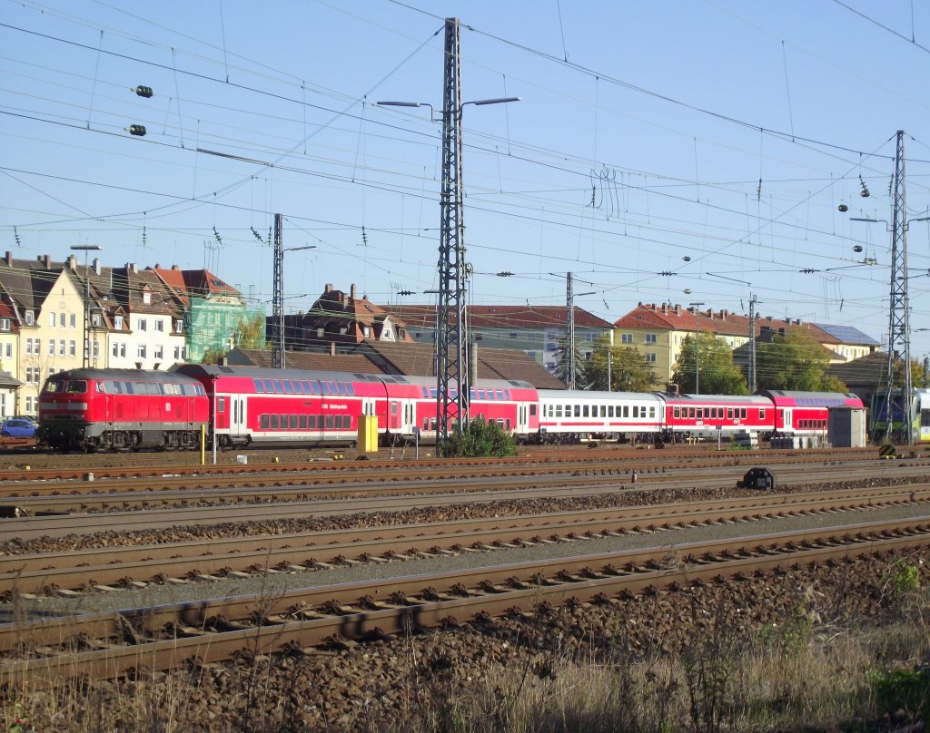 218 401-8 steht am 15. Oktober 2011 mit RE 27007 nach Mhldorf am Inn im Gleisvorfeld von Bamberg abgestellt.