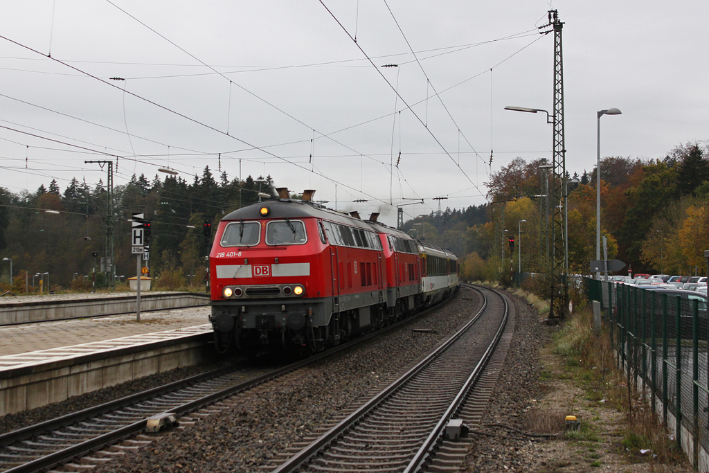 218 401 und eine Schwesterlok mit einem EC am 26.10.2011 in Geltendorf.