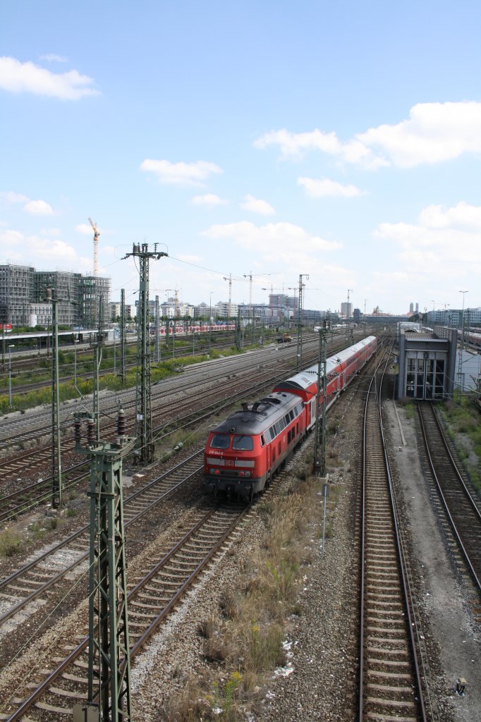 218 402 schiebt ihren RE Mnchen Hbf entgegen. 05.08.09