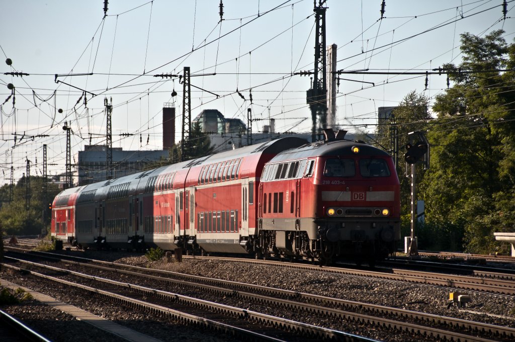 218 403 mit RE nach Mhldorf Obb. am 01.08.2010 in Mnchen Heimeranplatz.