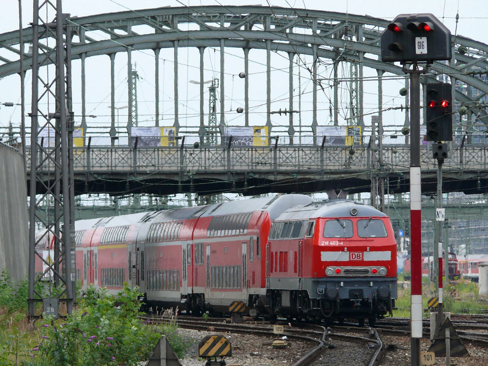 218 403 schiebt eine RB nach Mhldorf (Obb.) bei Ausfahrt aus Mnchen Hbf. unter der Hackerbrcke durch, 31.07.2009
