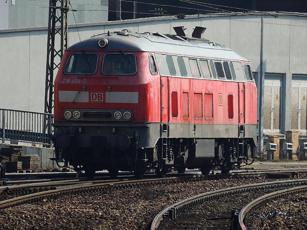 218 404-2 entschwindet nach der erbrachter Zugleistung RE27005, am weitlufigen Gelnde des Passauer Hauptbahnhofes; 130316