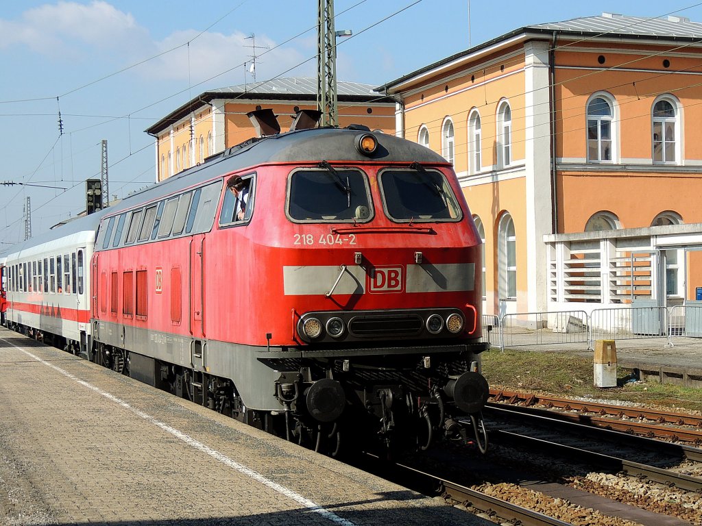 218 404-2 hat mit RE27005 Passau-Hbf erreicht, und wird in Krze vom Wagensatz getrennt; 130316