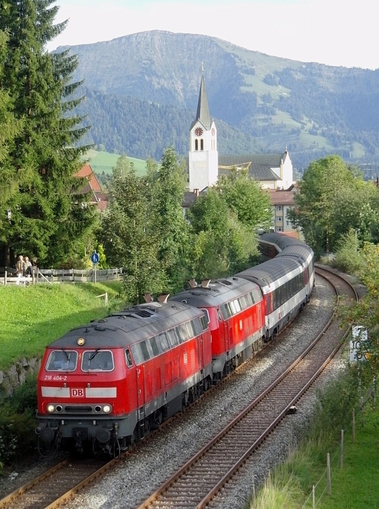 218 404-2 und eine weitere 218er mit dem EC 192 von Mnchen nach Zrich passieren am 06.09.2011 Oberstaufen.