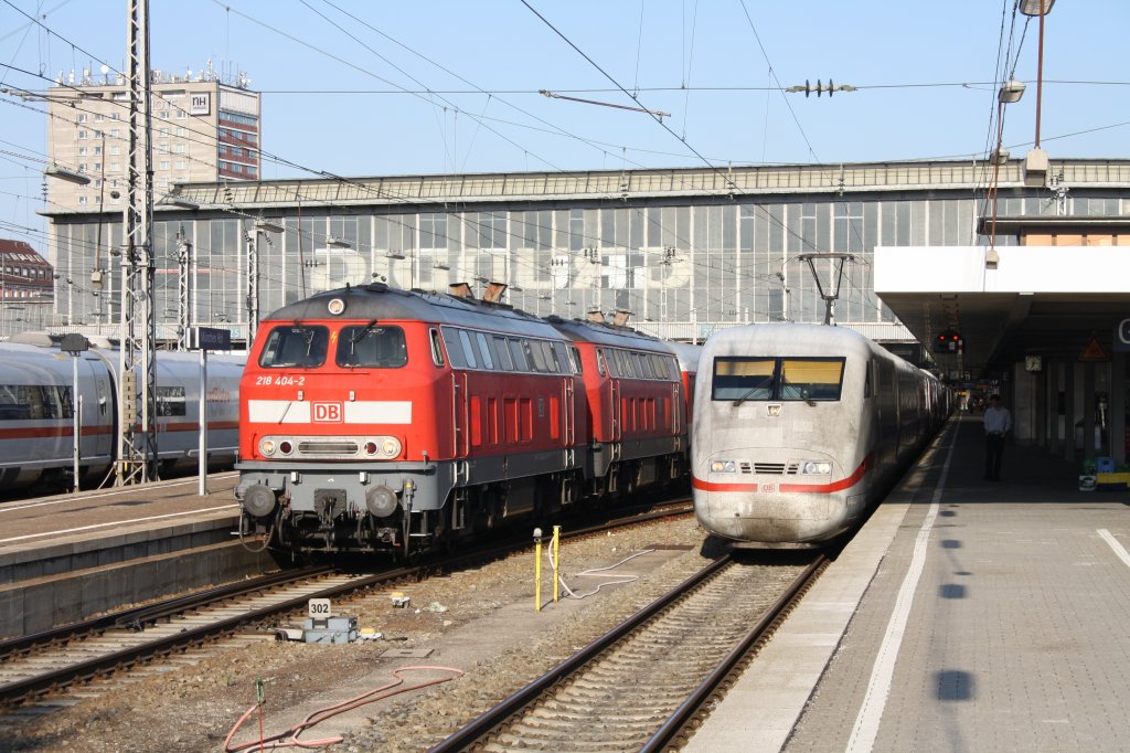 218 404 mit 218 445 und einem EC am 05.08.09 in Mnchen Hbf.