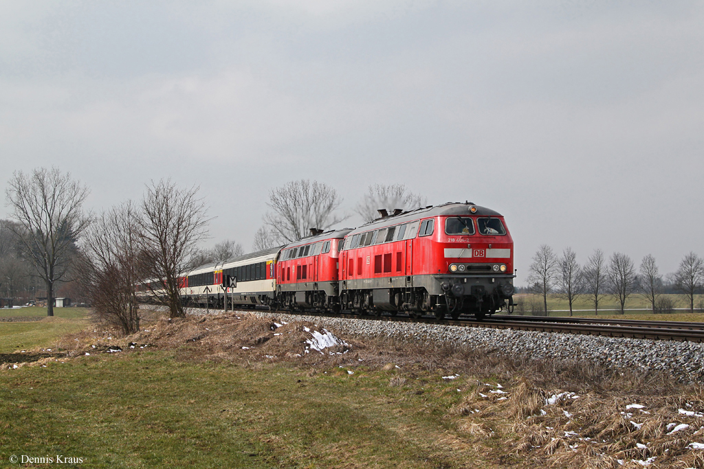 218 404 und eine Schwesterlok mit EC 193 am 01.04.2013 bei Buchloe.