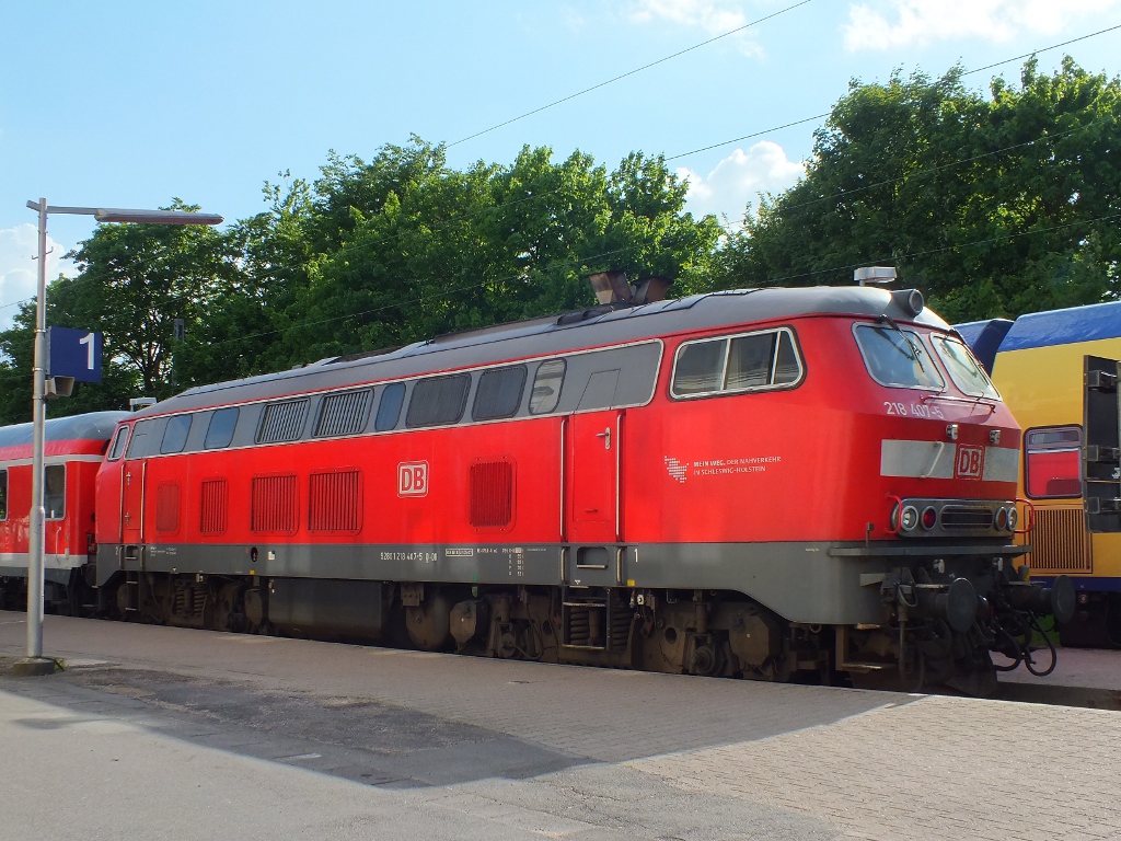 218 405-5 mit RB nach Dannenberg-Ost und Metronom am Westbahnhof Lneburg, 19.5.12, eigentlich fhrt der RB von Kiel nach Neumnster. 