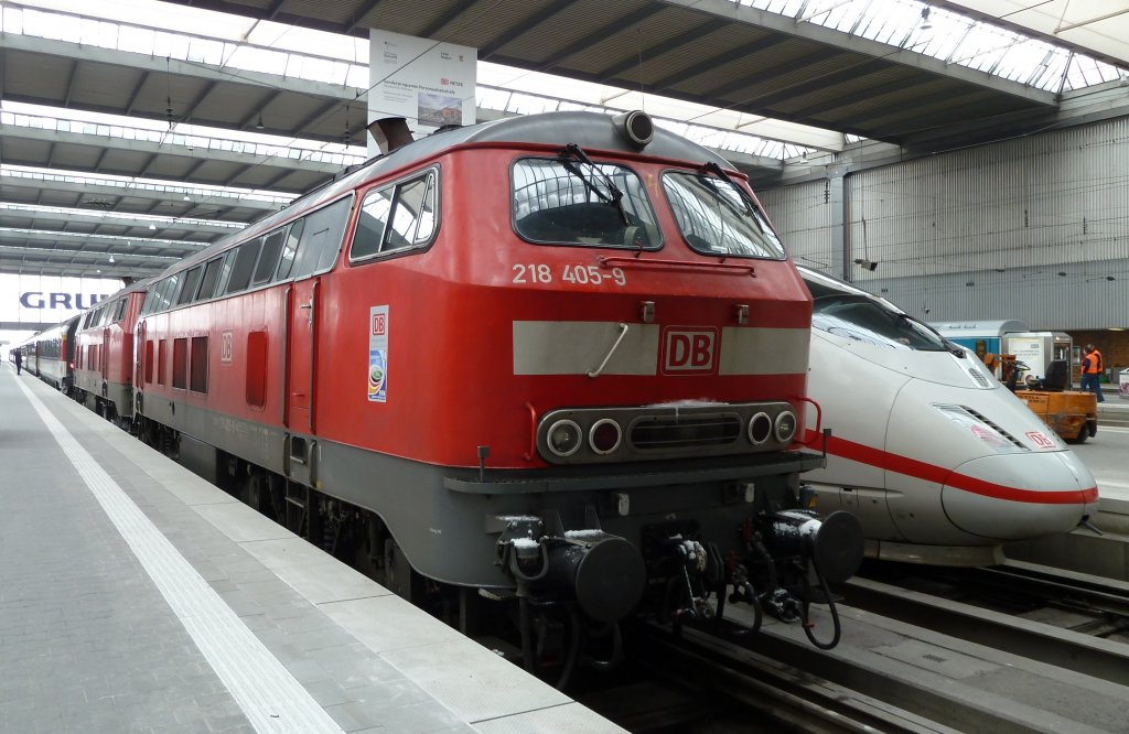 218 405-9 steht mit einer weiteren BR 218 in Mnchen Hbf, 21.2.2011