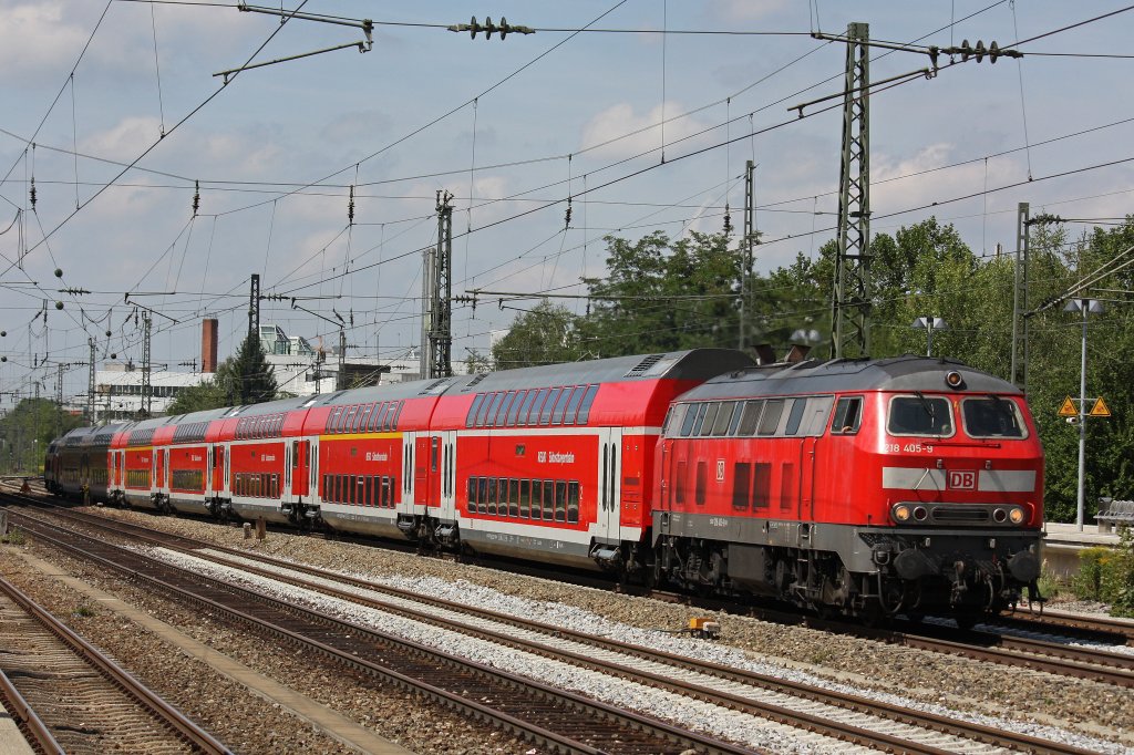 218 405 am 17.8.12 mit einem RE in Mnchen-Heimeranplatz.