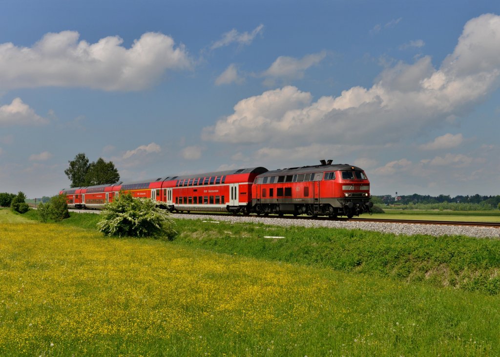 218 405 mit einer RB nach Mhldorf am 18.05.2013 bei Weidenbach.