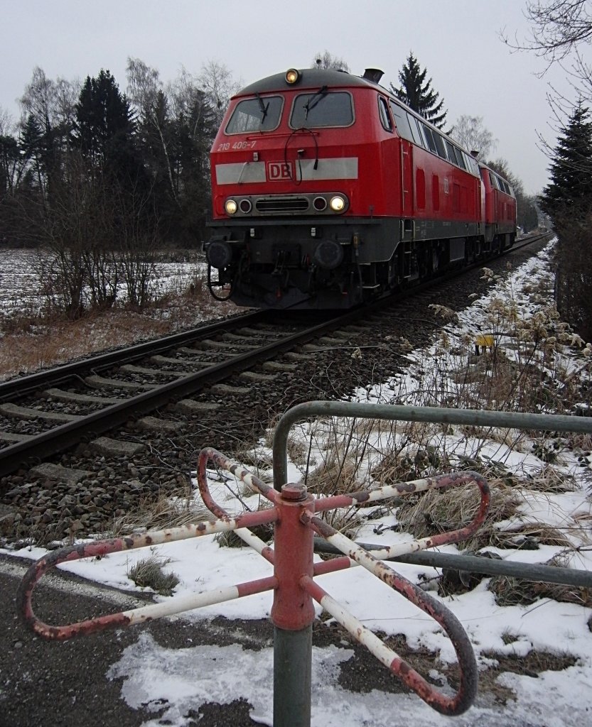 218 406-7 und 218 443-0 auf der Fahrt von Ulm nach Lindau, um den von einer 101er von Mnchen ber Innsbruck nach Lindau gezogenen „Ski-Express Arlberg“-Zug ber die oberleitungslose Bodenseegrtel- und Sdbahn nach Ulm zu ziehen (Eriskirch-Moos, 26.01.2013).