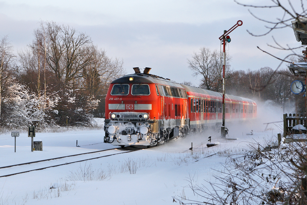 218 407-5 mit einer RB nach Flensburg am 30.01.2010 in Neuwittenbek. Man beachte, dass rechts und links  eigentlich  noch Gleise vorhanden sind.