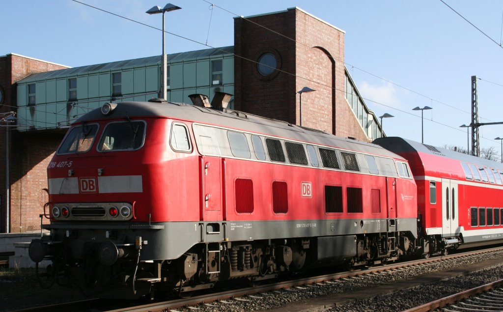 218 407-5 der RBSH als  Sdlok  am Zugteil Kiel (RE 21488) des  Strandexpress  am 20.04.2013 beim Zwischenstopp im Bahnhof Ahrensburg.