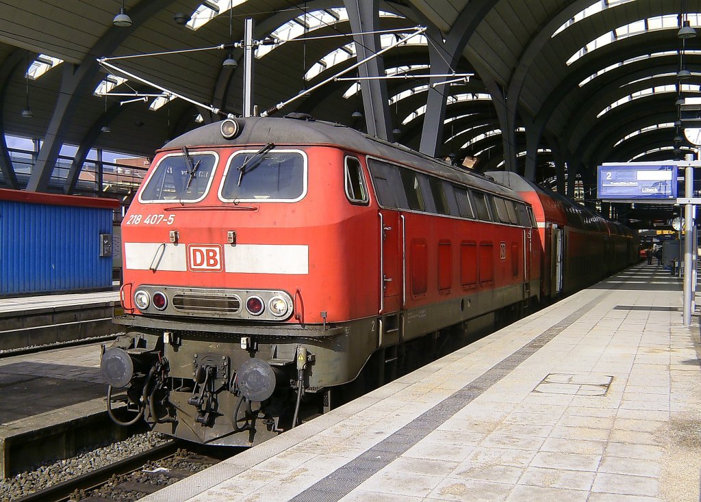 218 407-5 wartet am 16. Mrz 2010 im Kieler Hauptbahnhof auf die Ausfahrt nach Lbeck.