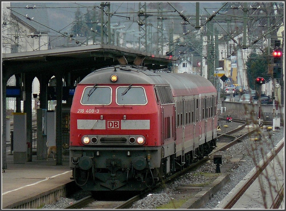 218 408-3 begibt sich am 20.03.10 mit ihren beiden Wagen als RB 12633 auf die Strecke der Hunsrckbahn von Boppard Hbf nach Emmelshausen. (Hans)