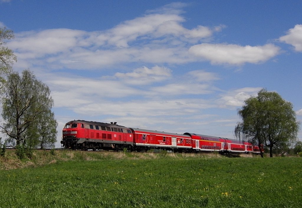 218 409-1 mit dem IRE 4208 von Lindau nach Ulm und dem vom 1. Mai bis 21. Oktober angehngten RadExpress-Wagen (Dduu 498.1) am 01.05.2012 zwischen Kressbronn und Langenargen.