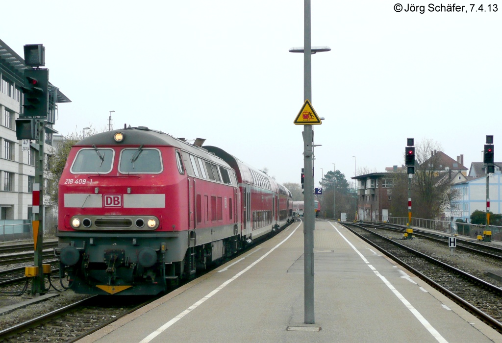 218 409 fhrt am 7.4.13 mit einem RE aus Ulm in Friedrichshafen Stadt auf Gleis 3 ein. 