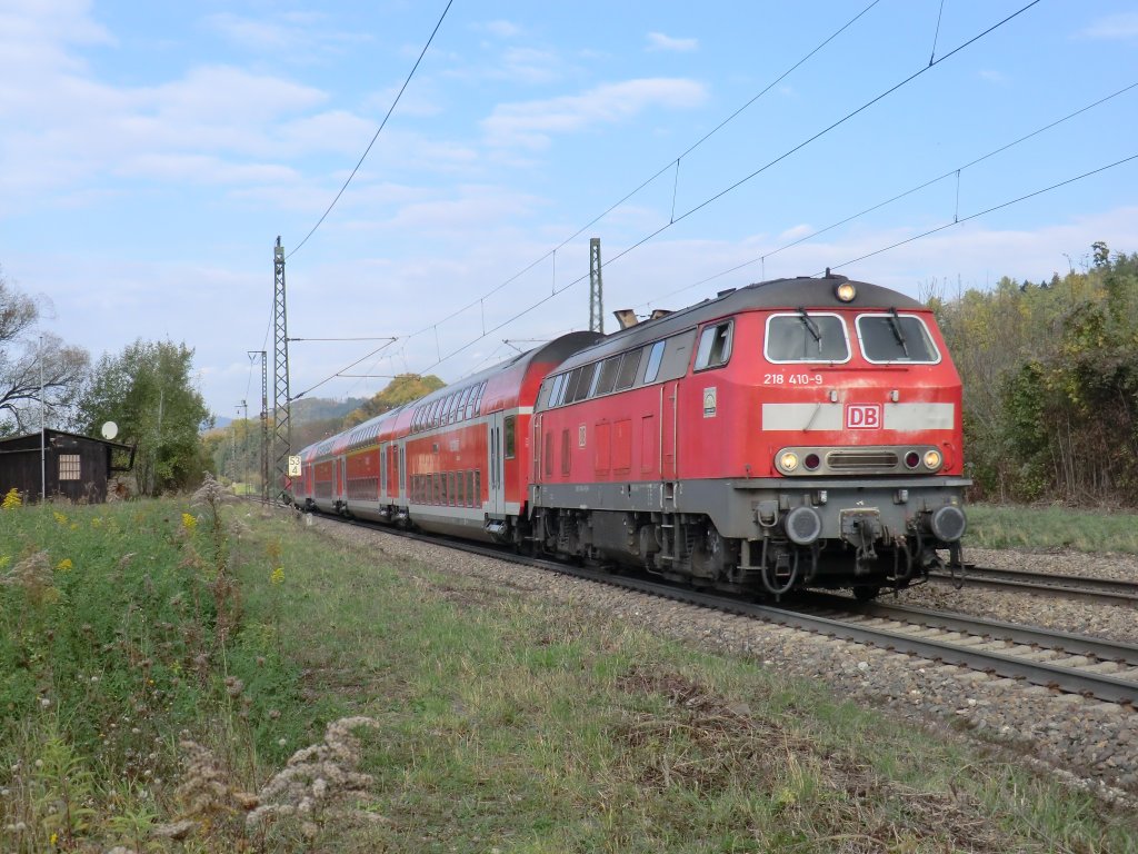 218-410 rauscht am 23.10.10 mit dem IRE 4227 nach Friedrichshafen Stadt durch Gingen (Fils).