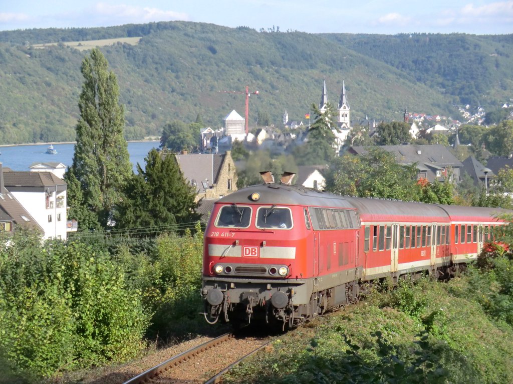 218-411 beschleunigt am 19.9.10 mit ihrer RB nach Emmelshausen in Boppard den Hunsrck hinauf.