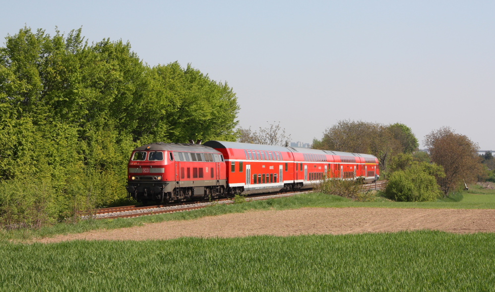 218 411 mit RE 12049 von Worms nach Mainz Hbf.Aufgenommen am 19.04.11 bei Worms-Pfeddersheim.