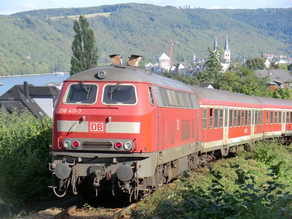 218-411 schiebt am 19.9.10 die RB 27931 in den Bopparder Hbf.