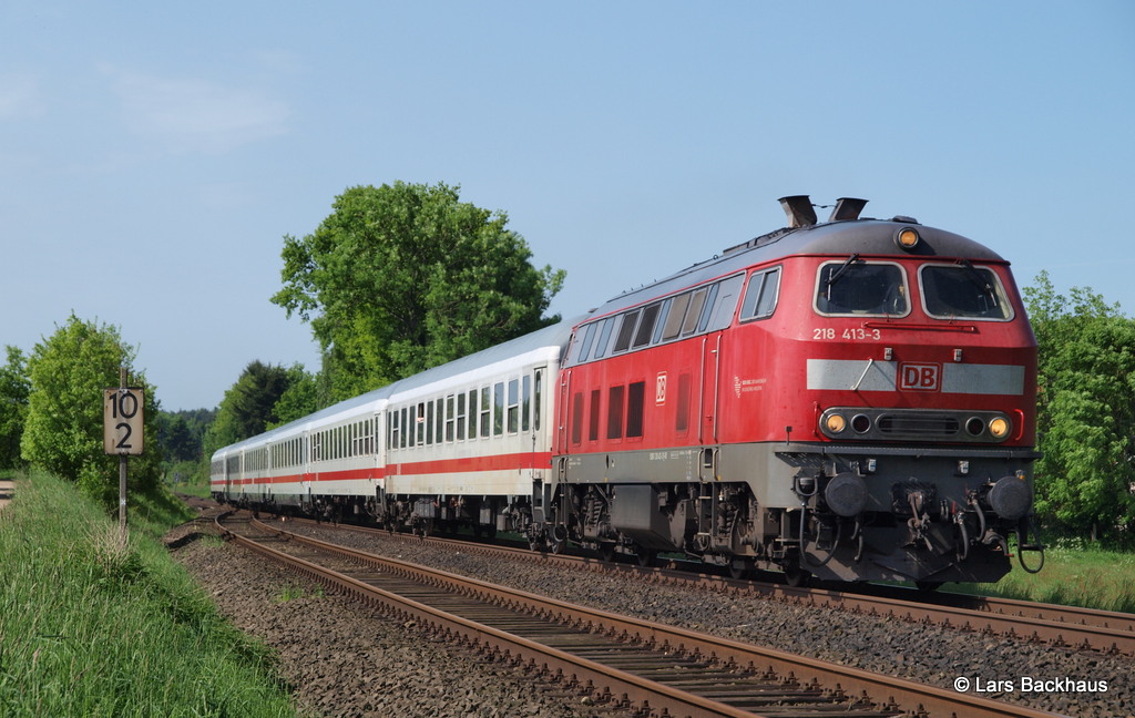 218 413-3 hat am 31.05.13 den ICE 2905 als Ersatz fr ICE 33 am Haken und passiert Ratekau auf dem Weg nach Fehmarn.