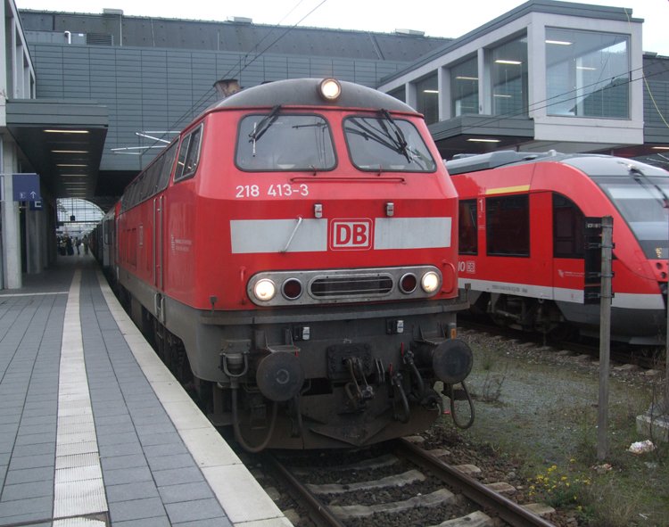 218 413-3+218 407-5(hinten)stehen mit RE 21418 von Hamburg Hbf Richtung Kiel Hbf.im Lbecker Hbf.(12.12.09)