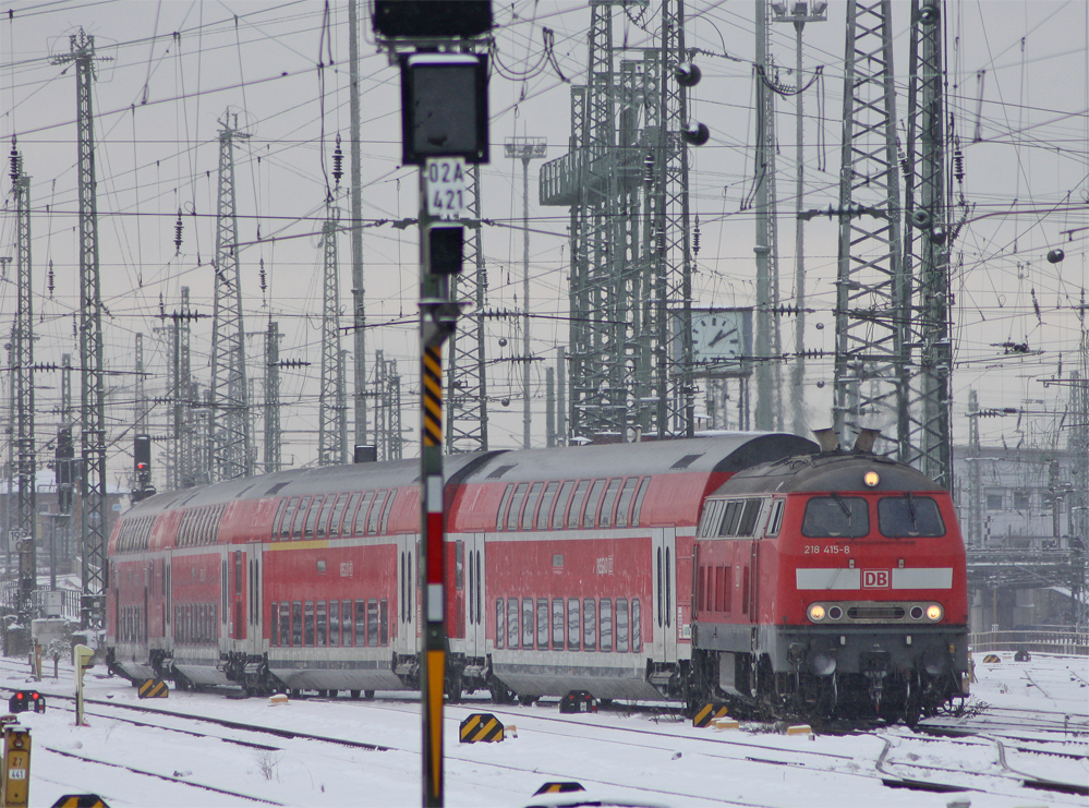 218 415-8 mit einem Zug (Oh Wunder) bei der Einfahrt in Frankfurt (Main) Hbf, 18.12.10