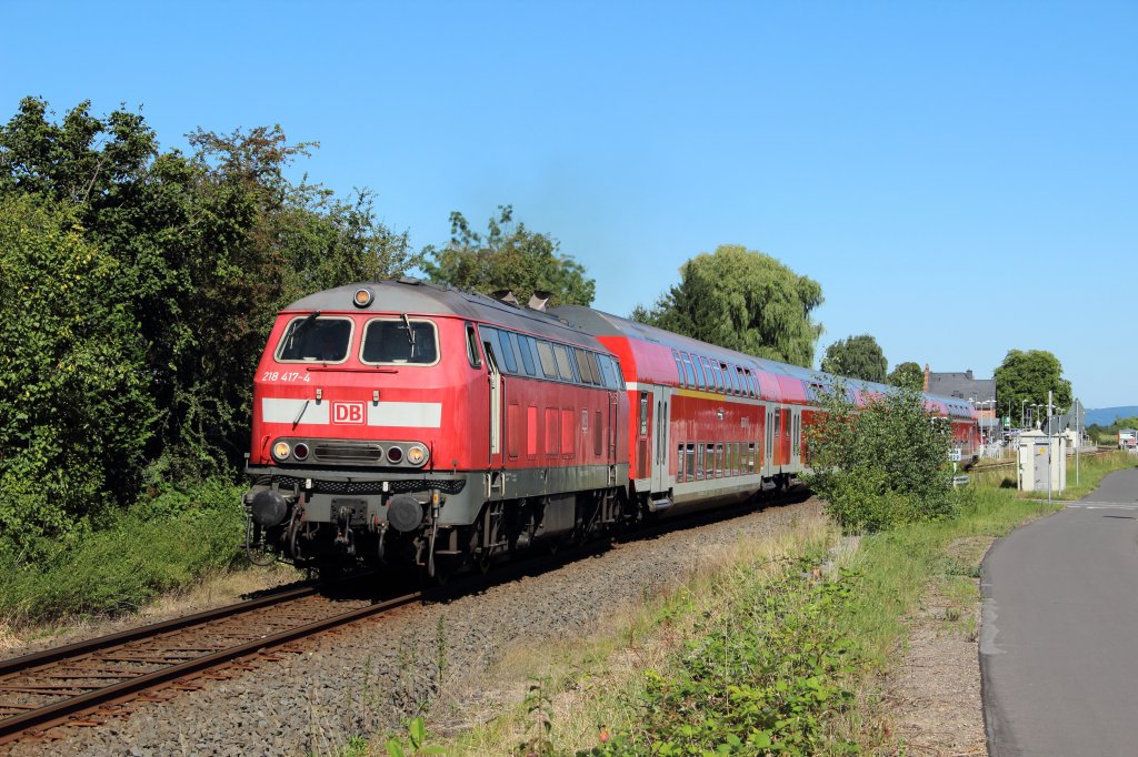 218 417-4 mit einem Regionalexpress nach Frankfurt bei der Ausfahrt aus Altenstadt (Hess) am 01.08.2012