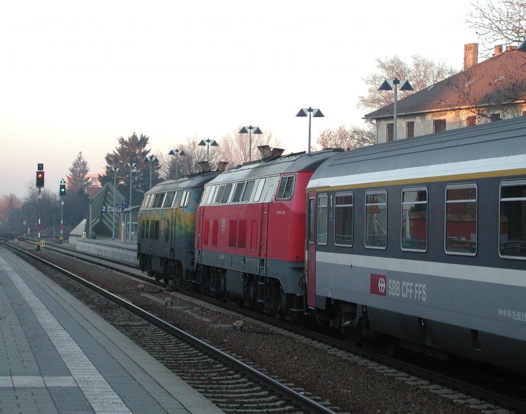 218 418-2 und 218 428-1 auf dem Weg nach Mnchen , mit IC Zrich-Mnchen,in Memmingen Bf.am 16.1.2005