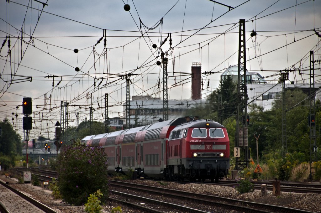 218 418 mit RE nach Mhldorf Obb. am 18.08.2010 bei der Durchfahrt durch Mnchen Heimeranplatz.