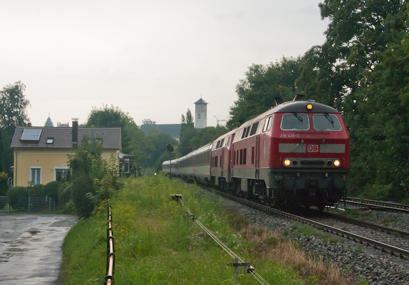 218 419-0 + 218 ***-* am 3. August 2011 mit dem EC 194 (Mnchen Hbf - Zrich HB) bei Lindau-Aeschach.