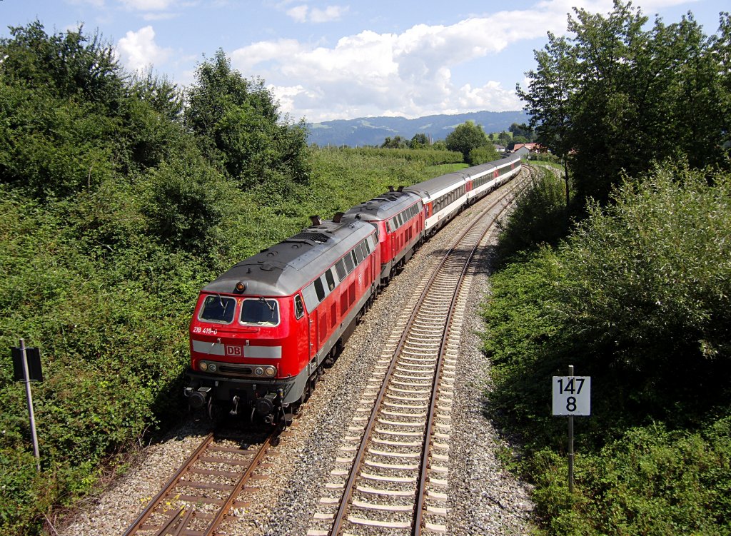 218 419-0 mit einer weiteren 218er und dem EC 194 von München nach Zürich am 22.07.2012 in der Nähe des Lindauer Ortsteils Schönau.