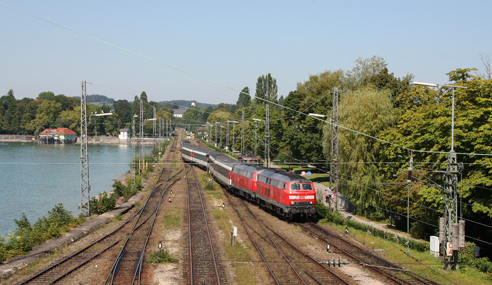 218 421 und 218 xxx fahren am 20.08.12 mit EC 194 in Lindau/Bodensee ein.