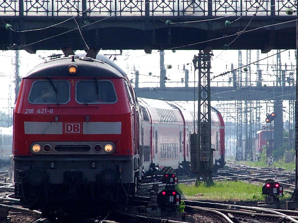 218 421-6 zieht eine Doppelstockgarnitur unter der Hackerbrcke Richtung Hauptbahnhof Mnchen;110513