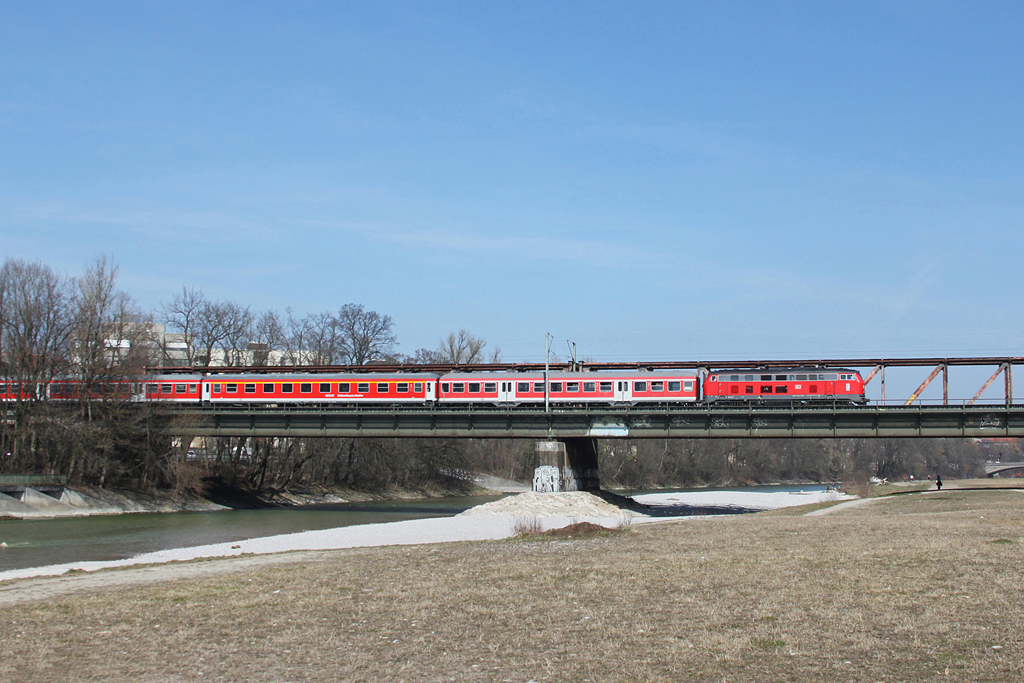 218 421 berquert mit RB 27043 am 24.03.2011 in Mnchen die Isar.