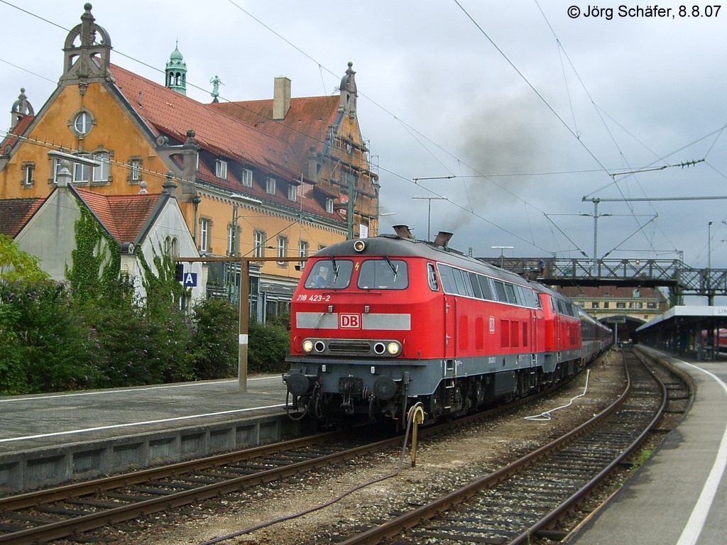 218 423 und eine Schwesterlok fuhren am 8.8.07 mit gehriger Rauchentwicklung unter der „sterreichischen“ Oberleitung in Lindau Hbf an. 