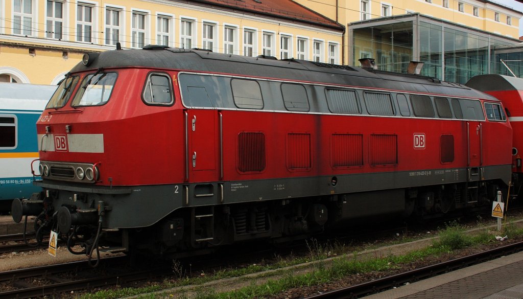 218 423 stand am 04.09.2010 im Regensburger Hbf mit einer RE Garnitur der S�dostbayern Bahn  mit Bordresturant abgestellt. Wenn jemand weis, wieso, wehalb, warum, der k�nnte sich gerne Melden. 