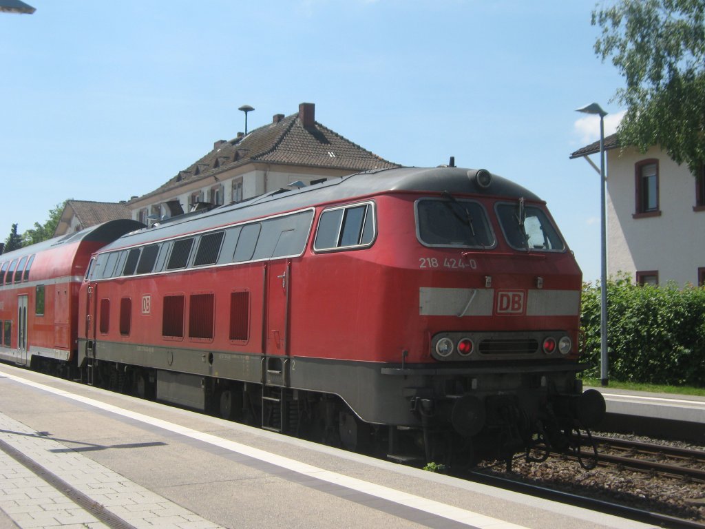 218 424-0 wartet am 23.05.2010 in Winden (Pfalz) auf den Gegenzug um die weiterfahrt nach Wissembourg fortzusetzen